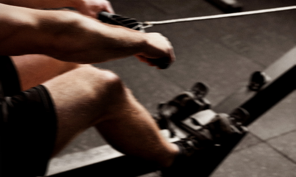 O Hyrox une 8 km de corrida, divididos em oito trechos de 1 km, e exercício funcional., inclusive indoor rowing.